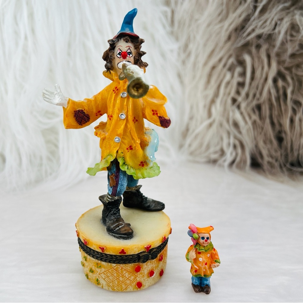 Vintage Resin Bobble Legs Circus
Clown Hinged Trinket Box + Mini Clown Figurine